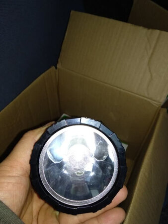 产品重量：这个头灯重量轻便，不用担心太重压头疼，
电源类型：这个充电方便。不用担心丢了充电器。充电插头在头灯侧边。
续航时间：这个价位，续航时间也是可以的，强光时间要比弱光短一个多小时。
光照强度：买的聚光型，感觉亮度可以，