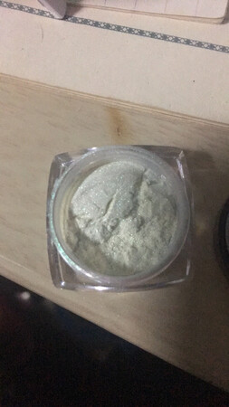 色差很大，加了一层蓝色的底也很淡，感觉是银色的。