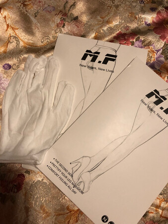 袜子质量不错，柔软有弹性，还送了手套，袜子不会刮丝了。
