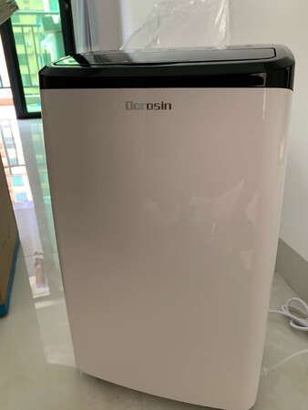 除湿效果：好
外观设计：漂亮大方
工作音量：还好，能接受
操作难易：容易
水箱容量：挺大的
其他特色：有轮子移动方便