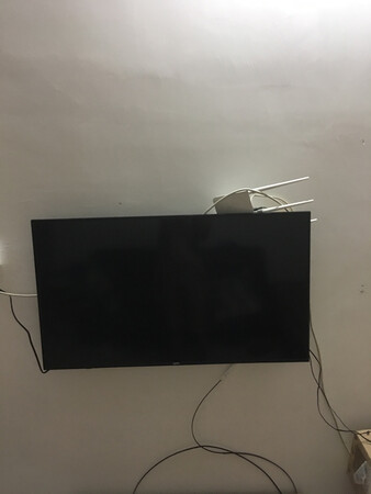 电视很好清晰流畅，一拿到手就迫不及待挂在墙上，各种操作方便快捷，最主要的是价格便宜！