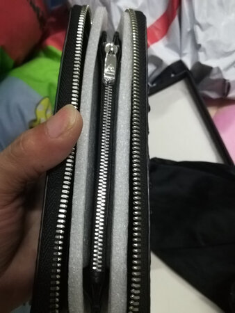 钱包收到了，看着挺不错，摸着硬，不懂鳄鱼皮不知道真假，不过挺好看的，有一个小线头，我买东西比较挑剔，希望是真鳄鱼皮的吧！