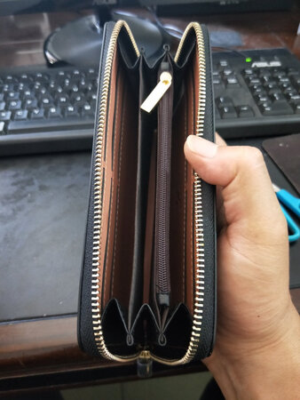 钱包做工不错，摸上去皮质很软，不愧是大品牌，拿出去很上档次，特别感谢京东快递小哥，服务一流，全五星。