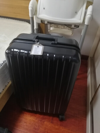箱子大小合适，非常轻巧，轮子一点声音都没有，里面的五金配件也高级，而且箱子里布摸起来手感很好，果然是一分价钱一分货呀，活动买的价格又很实惠，刚好买来准备一家三口国庆出去嗨皮！