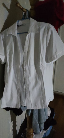 这件衣服可谓一波三折 之前下单的时候看到是隔天到 结果可能是我买的型号这边没有吧 然后就看到要两三天才到 然后我就点了取消订单 结果取消了物流又没有拦截。就给送来了当地 送来了又给我物流退货了 我又还是想买一件这个短袖衬衣 看到评价还不错 然后我又给快递小哥联系 他又帮助我恢复了物流 然后还给我送上门了 收到货以后 我觉得还挺好的 质量确实不错 京东还真是不错 挺人性化的