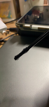 这款第一代好多博主都推荐了！！特地买来试试，带妆大概八小时都保持得很好，不会晕，但是卷翘程度可能就没有刚刷上去那么好了（本人干皮，一般也不晕睫毛膏）。而且多次叠加之后不会有苍蝇腿，这点还是蛮满意的，考虑回购！