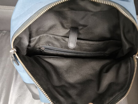 之前有一个coach的皮包了，这次的目标就是买一个结实耐用、出去玩不怕雨淋的包。本来没想买这个价位的，就想着买个便宜点的用坏了也不心疼，直到看到这款包包，外观设计非常好看，coach一贯的质量也不错，就狠了狠心剁手了。
收到包包后基本和宣传是相符的，1米8的个子背这个包还是大小很合适的，女孩子可能会觉得有点大。里面的储物格很多，非常实用，面料也很扎实。加购物车很久了，这个包包的价格一直都比较稳定，喜欢的话可以下手了。