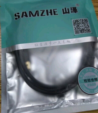 在灯光下，连接器的镀层简直亮瞎我的眼睛，金光闪闪。数据线3.0速度很快，满足我的使用。长度1.5m，从电脑可以直接连接到桌子上，不弯腰不要低头就可以挂上移动硬盘了，很方便很快捷。山泽的产品已经购买过很多次了，不比绿联的差。价格也很合适，作为曾经的连接器开发者，在专业的角度来说，虽然做工比歪果的粗糙，但是便宜耐用呀。用上此款usb延长线，月薪过百万，走上人生巅峰不是梦。使用环保材料，原装接口，将usb公口插入主机，母口放在桌面，适合鼠标、u盘、摄像头、打印机、手机、无线鼠标、无线上网卡、等各种usb设备。真的强，好用。usb3.0向下兼容usb2.0，速度可以达到5Gbps的高速带宽，900ma的大电流提供电设备供电，稳定信号传输性能稳定。镀金插头，提高使用寿命，提高良好的传输效果。环保pvc外被，柔软现身，小巧玲珑便于收纳。镀锡无线铜线芯，64编制镁铝合金双重屏蔽，信号稳定无损。精美的包装，真的好