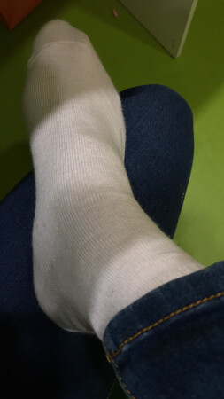 偶然的机会买了顶瓜瓜的睡衣，特别舒服，从此一家人开始睡衣全是顶瓜瓜，再后来内衣内裤全是顶瓜瓜，现在连袜子也都是顶瓜瓜咯，江苏好品牌！又实惠又舒服，性价比特别高，已经推荐给身边的朋友！这款袜子比我想象中的薄一点，舒服还是蛮舒服的，再厚点就更完美了！