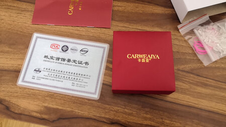宝贝收到了，比我想象中的要好，此款石榴石确实不错，每颗珠子都很透，有产品检测证书，连包装都特别好，比我之前在旅游景点买的好多了，必须5星好评