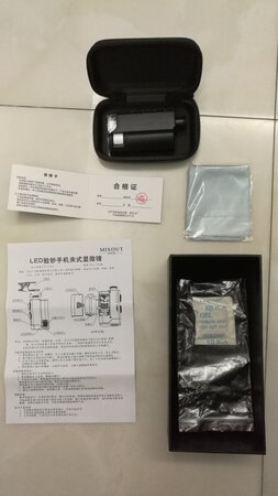 产品重量：小巧玲珑，比手掌还小，很适合外出携带
适用场景：小孩户外活动观察动植物
便捷性能：    京东快递小哥的速度值得点赞，昨天下单今天就到了；而且商品和包装都完好无损，和自己到商场去买没什么区别。很好的购物体验，这也是我们家所有东西都是在京东购买的原因吧。关注该类型的产品很久了，经过品牌定位的对比，通过型号特点的了解，最终选择了这款产品。