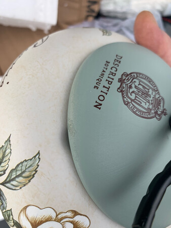 适用场景：放茶几上就像一件工艺品，总体效果还是很不错的。
美观程度：颜色，花色很不错，比较容易搭配其他摆件。
大小尺寸：大小尺寸比较合适，
工艺品质：工艺上细节还需要提供，底部上漆有点马虎，盖子边缘有一处颜料掉落，应该是没干透，就用手去拿了。注意一下细节会更好。总体还是很满意的。