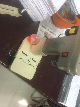 操作简便，一收到货就迫不及待的试了试，不过当时不知道，直接用钩针打孔穿线，造成打孔后有翻边，咨询了以后原来有一个专用打孔的麻花钻，在机器旁边的小抽屉里，还有一个备用钩针。。真的太方便了，给五星好评