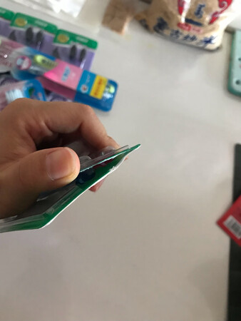 双十一购物狂欢节?给家里囤货的，非常好用的牙刷，小刷头很灵活，快递小哥也特好，送货快还送到办公室里