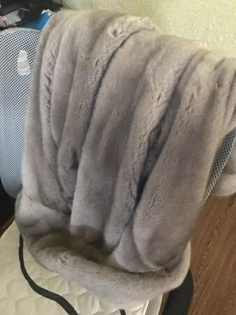 衣服收到了，好惊喜哦！质量超级好的。比在实体店的都好。本人很喜欢，家人朋友看见都说好看，大一码，穿着宽松更洋气。个人意见哦！以后会更加关注的