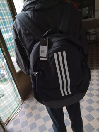 书包质量不错，在商场看的二百多，这个一百五十几，感觉性价比很高，质量没有对比，应该是真的吧。