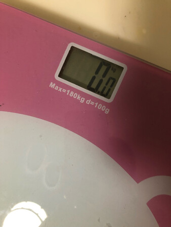 小巧玲珑的一款秤，随时测量下体重，也没有非常高的要求，差不多知道大概得重量就行啦，很实用~