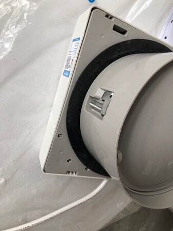相信松下电器的品牌，选了这款卫生间排风扇，尺寸算是比较小巧的，质感不错，可以抗风防倒灌。拆开面板后不用加玻璃胶直接安装，就是第一次收到的货安装垫片拧不下来，与客服沟通后换了一个新的，就可以正常安装了，希望在卫生间长久使用。