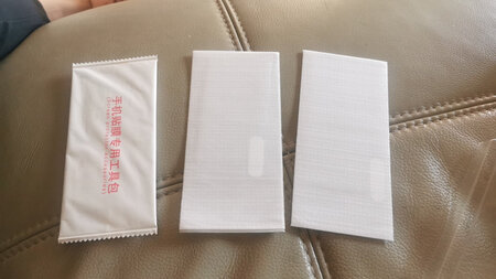 做工质量：和手机屏幕膜应该差不多，前后两块膜，价格实在是不低，但为了录音笔也是拼了，保护膜保护套全买了。?
外形外观：外形一般吧，毕竟保护膜也不能做出花来，影响画面可视性。
其他特色：前后两块膜，外加一个手机贴膜专用工具，看见图三了吗，还真是手机贴膜呀。感觉自己又买了个手机，各种周边还得供着
