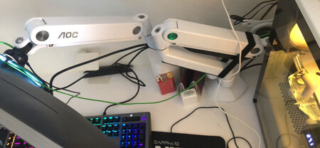 比我想象中的要大很多，对于孔洞不在中间的大家不要选择双臂的了，还有臂架不能降低，伸缩什么的很好，也不会低头这种情况。理线方面不是很合理，如果线比较粗就不是很好盖上，送的螺丝也没有垫片，一拧就花了，其他完美