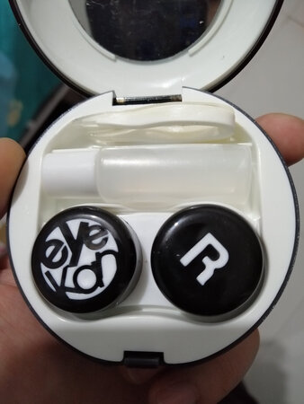 蛮好得，但还是注意要少带，保护眼睛哦。快递很快，还可以的,特意泡了一天才戴 非常的服帖 夸奖一下 带着很润不干也很舒服~这款是我最喜欢的，显的眼睛大，而且也好便宜，朋友看了都说很时尚，服务稍微有点差