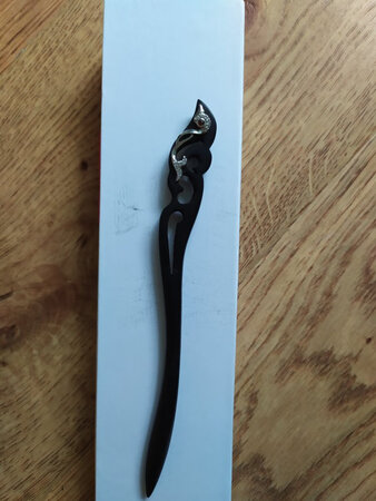 京东的物流还是一如既往的快。在店里比较了好几款，虽然这一款上面的银饰部分没有那么多，但是个人就是喜欢这一种比较简单的美。制作者的构思停好的，不过这个凤凰的银饰构造在拿到实物的时候真的没有在网上看的那么精致。木头的味道挺好闻的没有怪味道，希望工匠能够把银饰部分做的更精细一点，这样搭配起来效果就会很棒了。