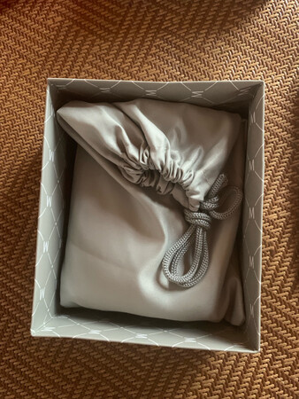 钱包都是灰尘，哪叫礼品盒只能叫纸盒都是脱胶烂的，钱包都感觉像是别人退回来再次销售的，京东搞活动就为了把残次品积压货浑水摸鱼销出去？