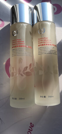 产品香味：没有什么味道
适合肤质：混合皮用没有问题，好吸收，不粘腻
使用效果：感觉皮肤滑滑的
补水效果：还可以
产品质感：挺不错的，之前买过，这次又买了两瓶，无限回购
化妆品护肤品都是京东自营买的，送货快又便宜，自然之名的这款很好用，以前买过的，这次双十一买了两瓶，反正屯着一直用，很喜欢这款产品，二百毫升大瓶的，能用挺久