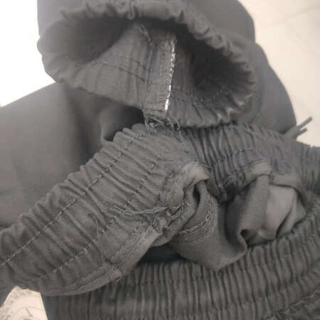 一直都挺喜欢花花公子的衣服但是这条裤子线头太多穿一会就粘毛做工太差彻底毁了我对花花公子品牌的印象...希望改善...