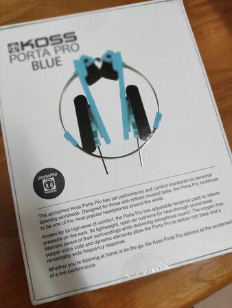 音质音效：低音强劲有力，中音雄厚，高音较差。整体声音偏中下盘，不适合听人声，特别是女声，非常适合看电影或游戏。
做工质感：百来块的东西，卖了30年的老款式，做工一般。
舒适度：耳机舒适度还行，听久也没有发现不适。
其他特色：初听对比了JVC S500, 二者高中音差不多，低音s500更沉更有弹性，整体s500解晰度好一点，声场也大一点。但PP听感更好些，人声更亮一些，希望煲开后有惊喜。