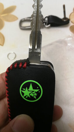 虽说一分钱一分货吧，到这个性价比不是很合适，感觉不值，打开钥匙会发现被皮套卡住了。用几天绝对撑开线了。能用到是能用，自己可以剪个口。。。。
