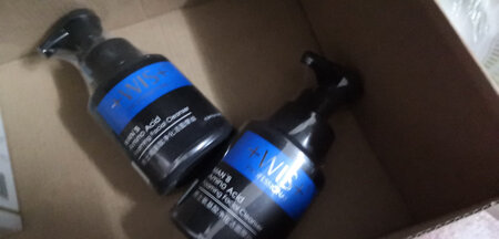 产品包装：包装一般严实，里一层外一层的。但是就是快递?盒和塑料膜这两层。塑料膜外应该再加一个盒子，不然显得有些草率。
适合肤质：我是油性皮肤，这个用起来真的非常好，不知道干性皮肤怎么样
控油保湿：冬天的控油效果不错，夏天出油多，不知道能不能控住
清洁效果：清洁毛孔方面好像还可以，洗完有一点点干的感觉，但是涂了爽肤水就没事了
泡沫数量：泡沫好多好丰富，洗的时候感觉两只手全是泡沫，抓都抓不过来