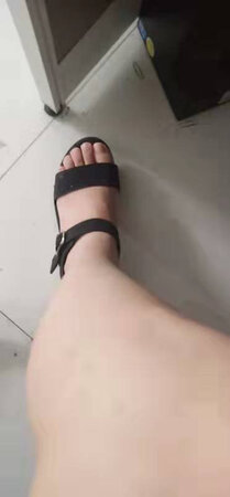 在京东上买东西快递很快，搞活动时买的，买了好几双，物美价廉。