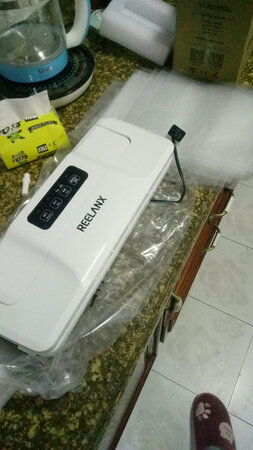 机器不错，设计一流，材质好，使用方便，操作非常简单实用，发货速度非常快。给远在外地的孩子邮寄熟食非常方便，孩子最爱吃的炖牛肉可以随时密封包装，发顺丰送走，寄去对孩子的思念和妈妈的欣慰，比较几个电商平台，京东购物活动力度最大，非常满意