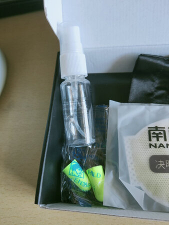 送的耳塞，加热不错，接充电宝就可以了。压迫感稍微有点强