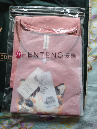 这是买的第三件了，面料薄，宽松版，夏天穿一定凉快。