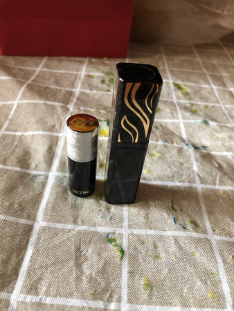 产品质感：味道挺好的，整体感觉不错，膏体质地柔软光滑，容易擦
产品颜色：正红色，个人感觉像梅子红
持久效果：薄涂可以保持五六个小时，厚涂就不知道了……
滋润效果：一般般，秋天干燥需要涂唇膏打底
适合肤色：白皮黄皮应该都可以
其他特色：迷你，明年10月份到期。
还是挺好的，可以入手。女孩子一般都会买很多颜色的口红。但是一般都是涂不完的，哈哈。。