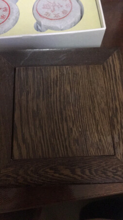 哎呀呀，真袖珍的小物件，挺别致的。底座不是很好，那大缝子，还很轻，三十块很不值。总体来说小玩意儿满意，喜欢的就光买香炉自己配底座最好。