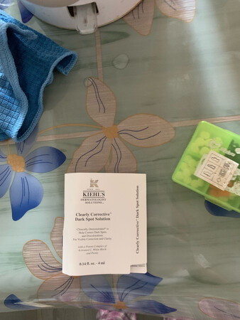 在~上种草了，科颜氏的产品我还是很喜欢的，白泥，小黄瓜水，牛油果眼霜都是一直回购的产品！这次的美白精华，我在~上看说非常好用，我用美白产品会过敏，期待效果，早上摸了一下，感觉很保湿，没有过敏反应！
