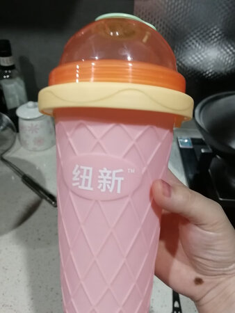 功能性不错，的确可以做出冰沙?效果，但是内胆白色塑料刚买回来打开塑料味很重，洗了很多遍，还是有，做好的冰沙都倒出来喝