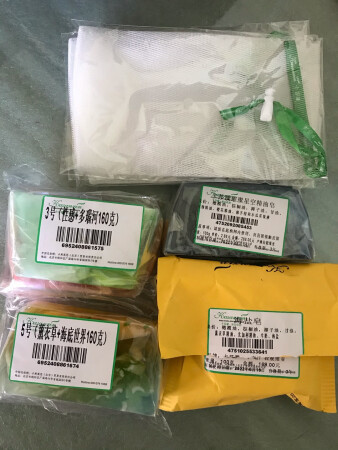 用这家的精油皂有三年了，使用感不错，香味清新，泡沫细腻，洗的干净不紧绷。搞活动时就囤货，还是优惠点。