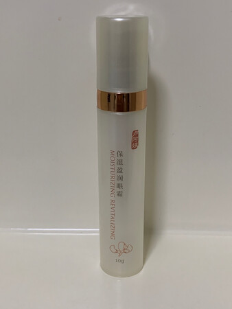 所谓眼睛可能是被容易忽视的一个地方，建议开始学习护肤的时候就要把眼霜也用起来，选用保湿补水的就够了，哒哒哒，卢阿姨家这款眼霜就是一个不错的选择，好吸收，用的时候用无名指以轻柔轻拍的方式喔