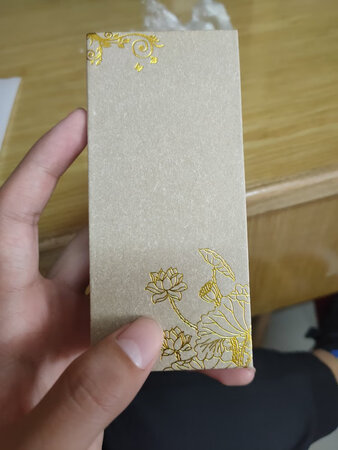 和照片上一模一样，特别好看。包装盒子也很好看，都不舍得扔。下次一定还来买