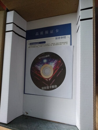 包装保护：包装的很好，显卡到手没有任何毛病。
外形外观：依旧是霸气的双风扇散热，没有什么问题。
游戏效果：中低效流畅运行吃鸡。