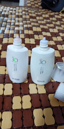 我在商场买的里面是紫色的。这个里面是粉色的，不知道是不是正品。期待用后效果。对比效果，紫色是我在商场买的