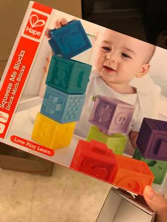 种草这个玩具很久啦，看了很多其他品牌的积木玩具，有些材质不安全，不适合小宝贝，hape的这款材质安全，可以放心啃咬，而且实物的色彩很美呀，图案也很丰富多彩，宝宝可喜欢了，就是价格有点贵呀，哈哈，多点促销吧