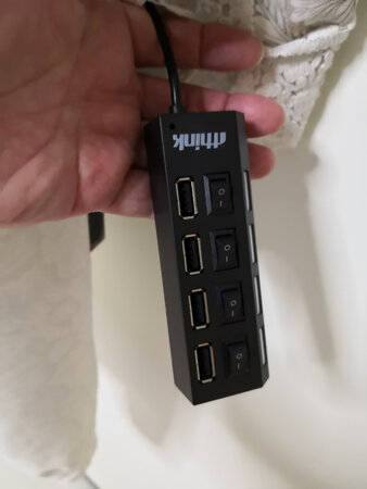每个USB口都有一个开关，使用起来非常方便，做工也还可以，真是物有所值，这是第2次买了。