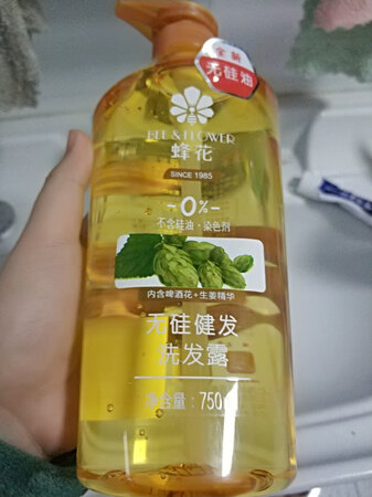 收到后就迫不及待的用了，我是油性发质，特别油的那种，每天都要洗头才能出门，用起来很不错，首先，香味是那种闻起来很舒服的味道，其次用的时候感觉很顺滑，像用了护发素一样的感觉，完全不会有干涩的感觉。最后控油效果我还在观察中，昨天洗了今天确实没有像之前那么油，不过也还是稍微有点油的，在用一段时间观察看看在来追评哦～包括它的去屑效果，都尚在体验中。但是总的来说真是深得我心，相信不会让我失望哒！国货之光！爱了爱了！