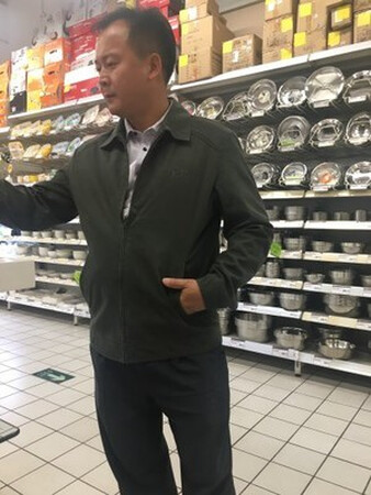卖家发货速度快，东西不错，很好的。衣服穿着舒服，上身效果不错！很满意！！