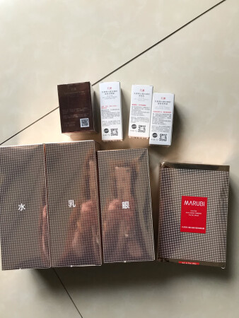 一直信赖的品牌护肤品套装，没说的很好用，双十一购买的价格优惠还赠送了旅行套装，喜欢的赶快下手哦